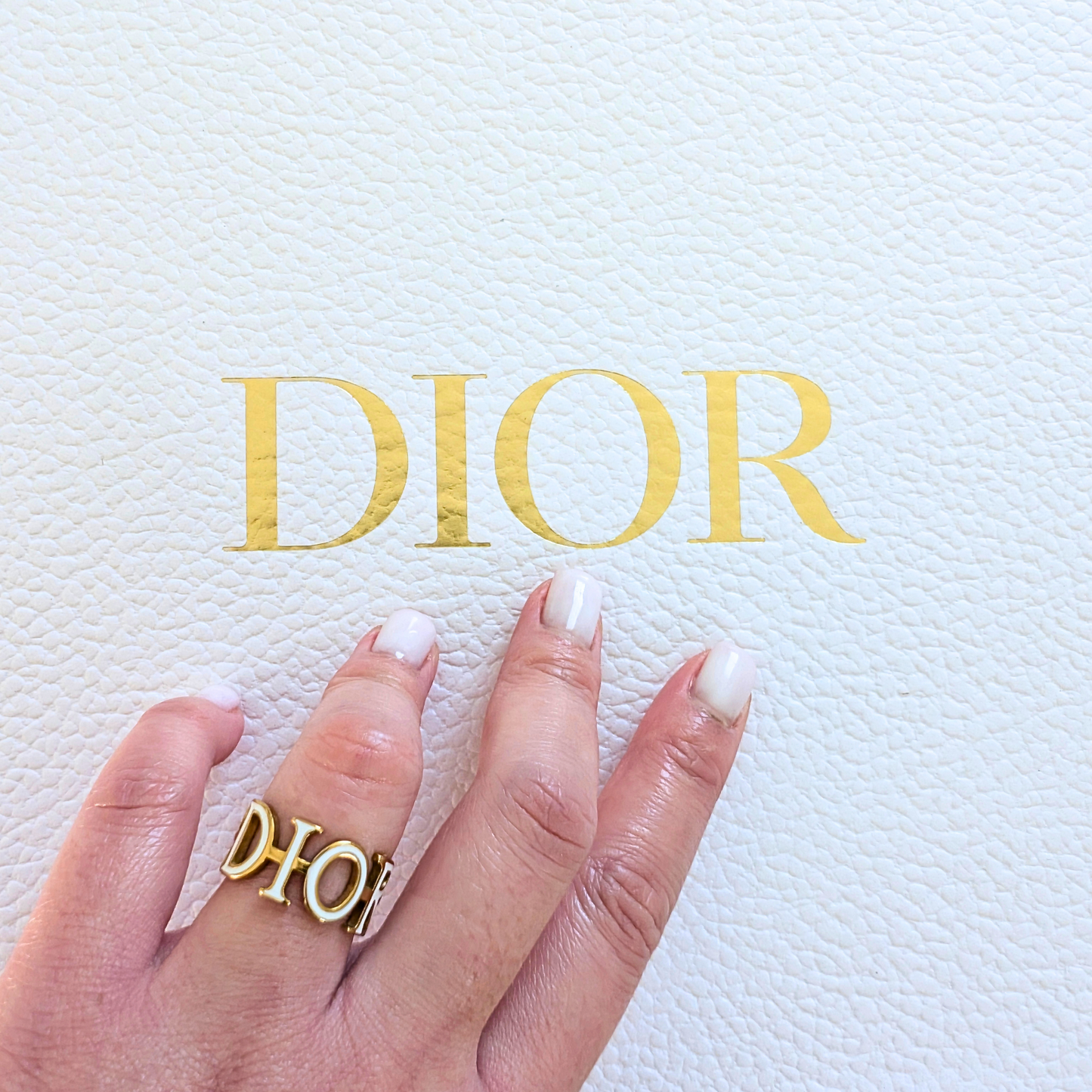 Rosalynn Gouden Met Witte Letters Ring - Gouden Afwerking