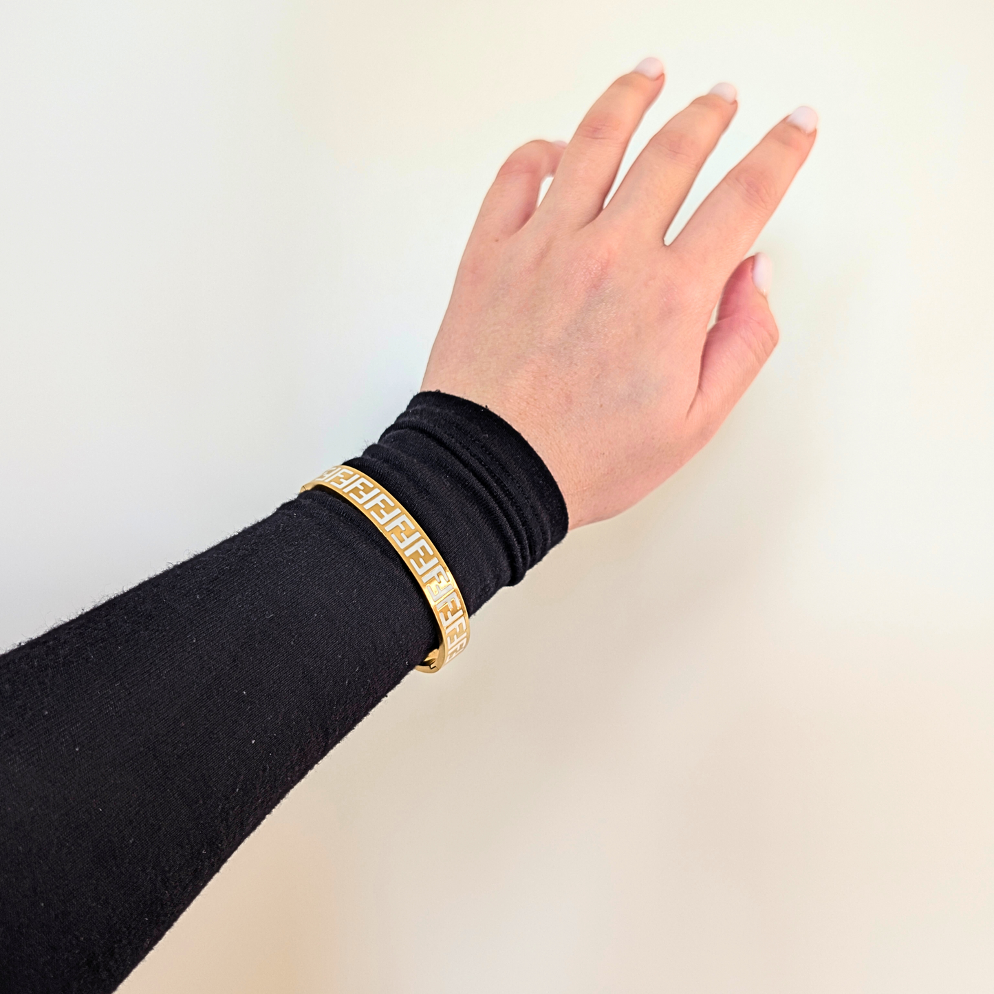 Odessa Gouden Met Witte Letters Polsband - Gouden Afwerking