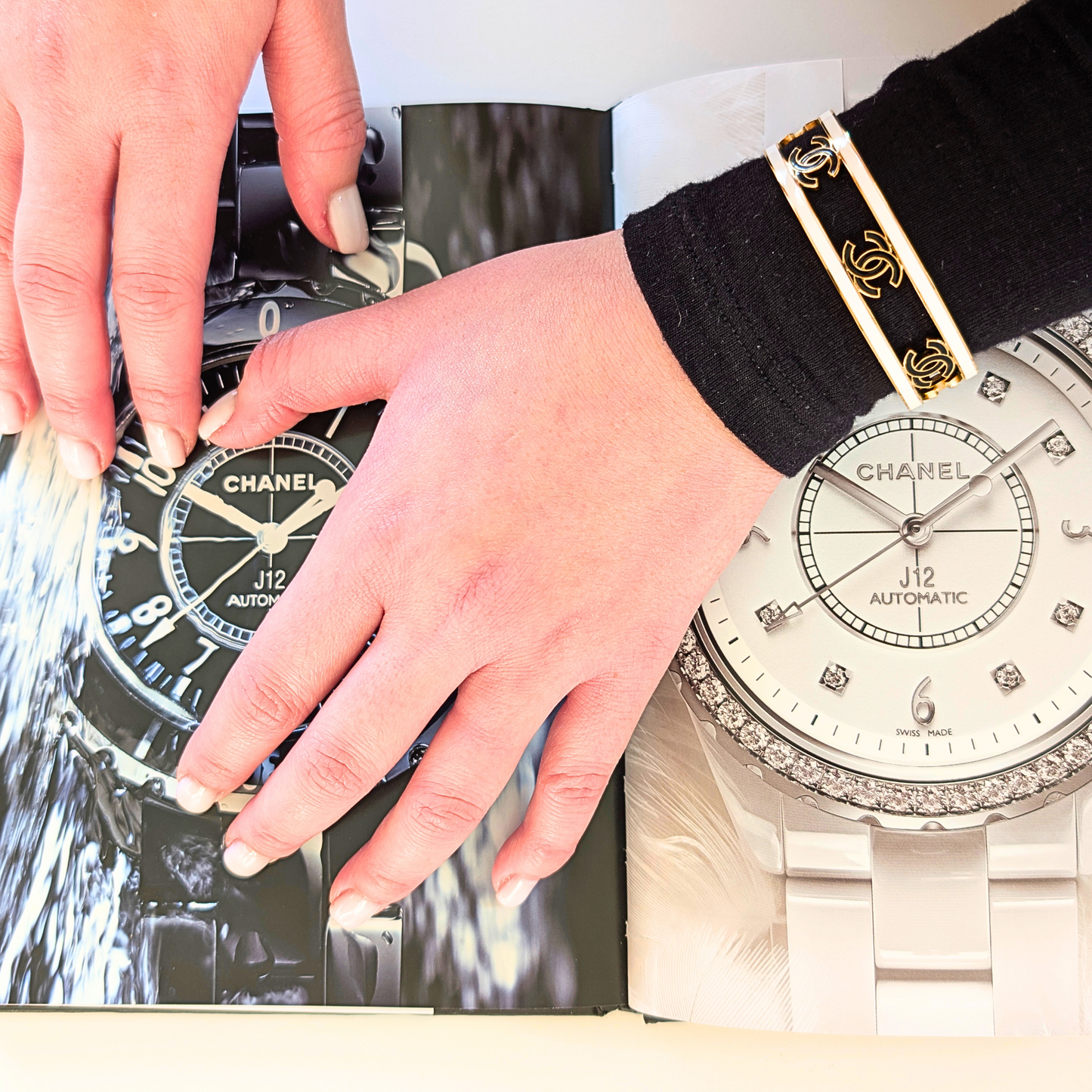 Mariselle Witte Met Zwarte Letters Polsband - Gouden Hardware