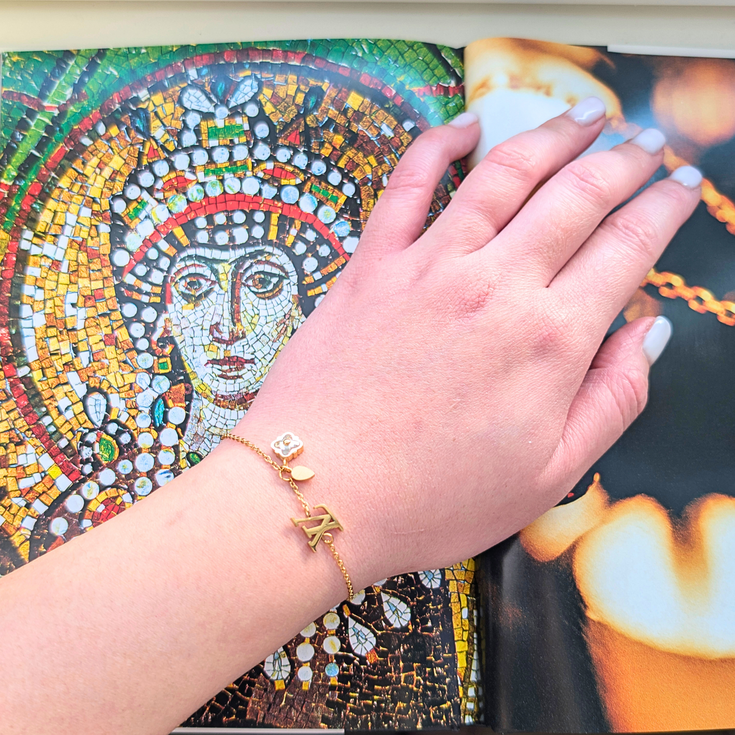 Sylviane Gouden Met Logo Armband - Gouden Afwerking