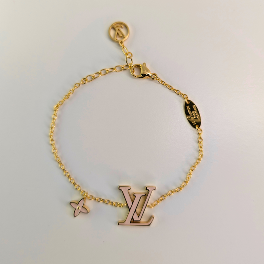 Seraphina Gouden Met Roze Logo Armband - Gouden Afwerking