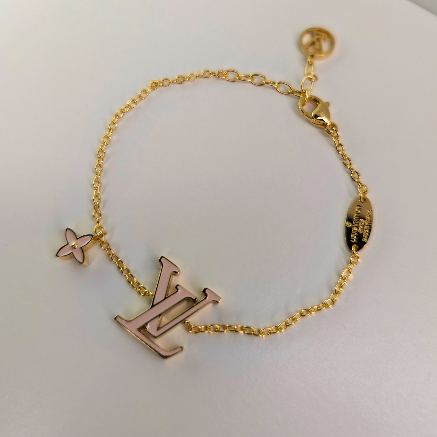 Seraphina Gouden Met Roze Logo Armband - Gouden Afwerking