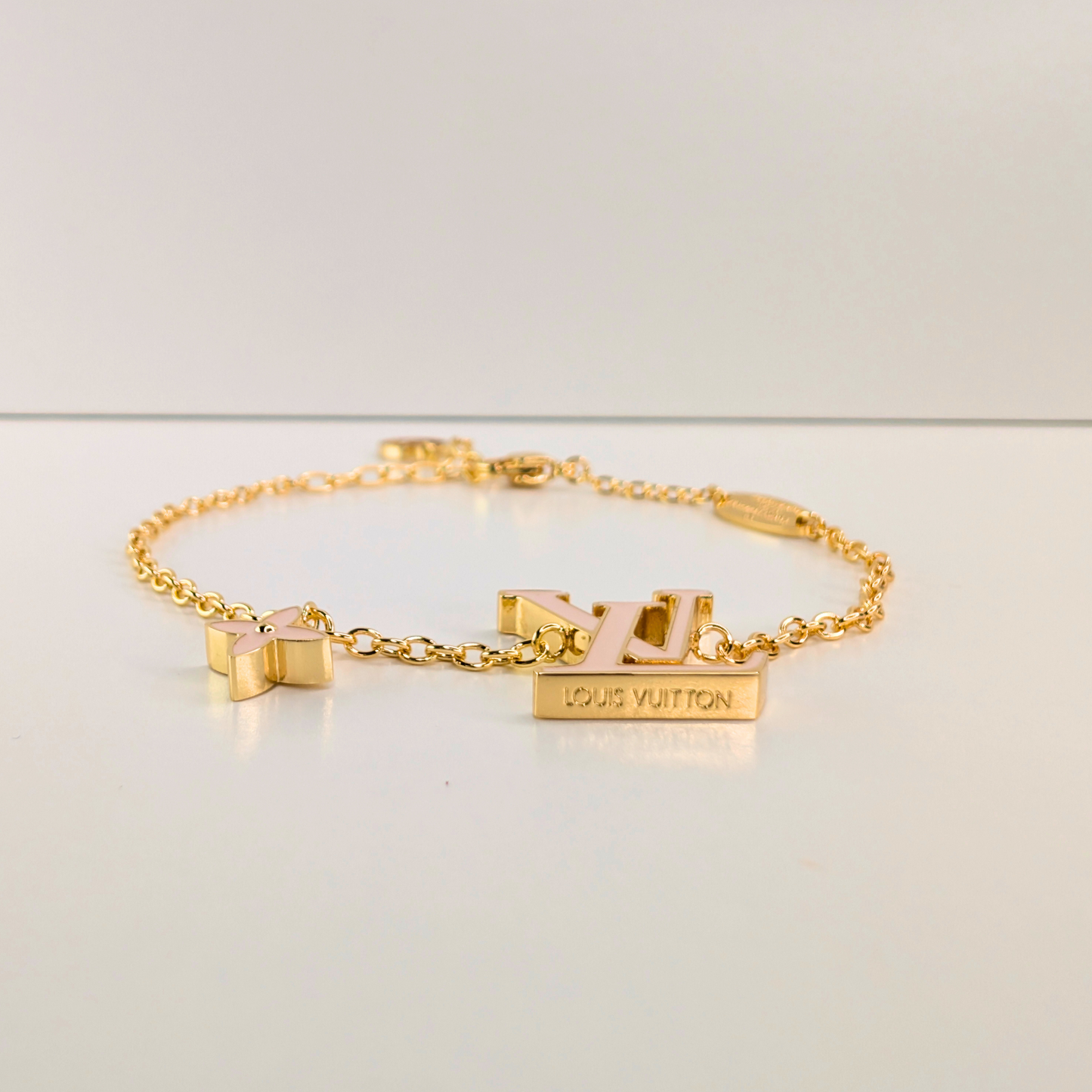 Seraphina Gouden Met Roze Logo Armband - Gouden Afwerking