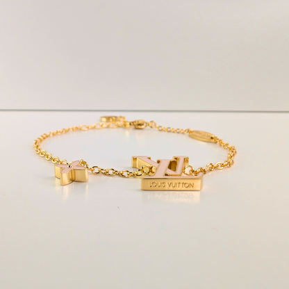 Seraphina Gouden Met Roze Logo Armband - Gouden Afwerking