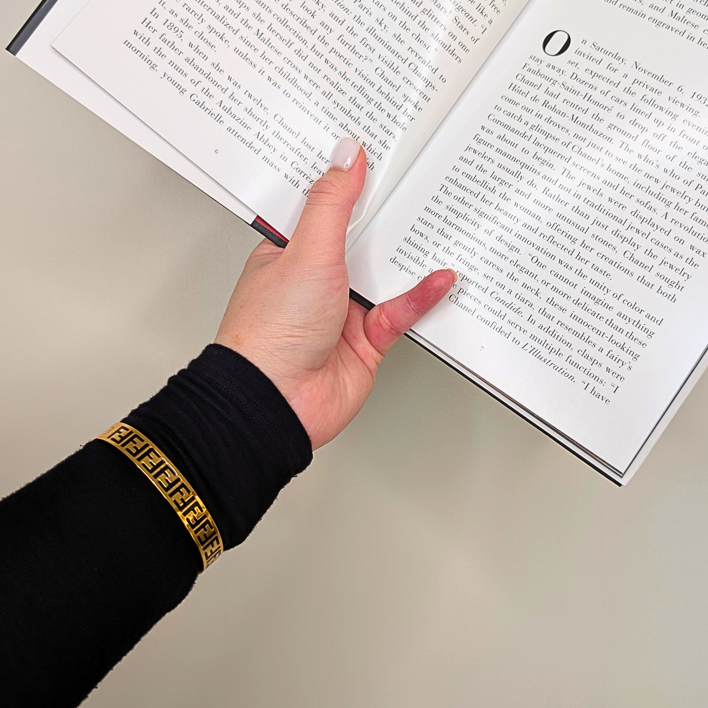 Meliora Gouden Met Zwarte Letters Polsband - Gouden Afwerking